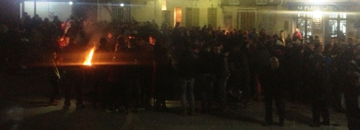 Aspecte que presentava sa Plaça a les nou del vespre. 