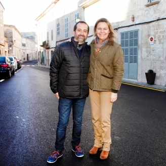 Pere Joan Jaume, batle de Sineu, i Maria Salom, presidenta del Consell de Mallorca, avui matí a Sineu. [foto: Consell de Mallorca]