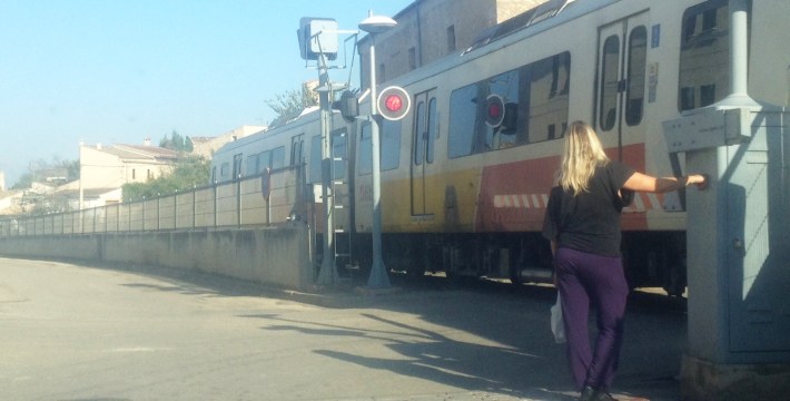 La xarxa ferroviària de Mallorca té moltes mancances. A la foto, pas del tren Inca-Manacor per un pas a nivell de Sineu. 