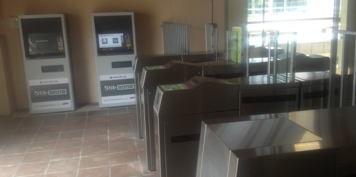 Els torns d'accés de l'estació de Sineu encara no funcionen.