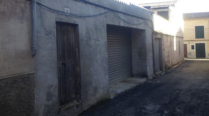 La porta petita d'aquest corral va ser oberta a la força la nit del 24 al 25. Algun veïnat va sentir renou estrepitós en el carrer devers les 3:00h de la nit. 