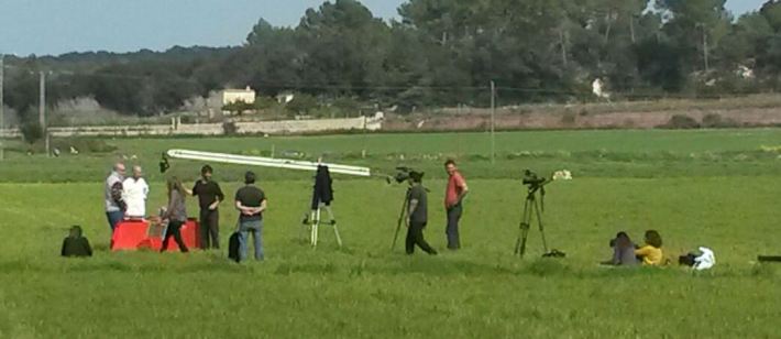 El programa "Això és mel" d'IB3, avui matí estava filmant en el camp d'en Pineta, amb la majestuosa vista de l'skyline del poble davant les càmeres. 
