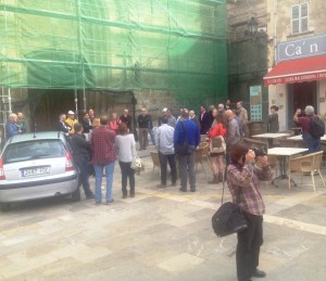 El portal major de l'Església està apuntalat d’ençà el 2009 i, des de fa prop de dos anys, tota la façana del temple és tapada per unes bastides. 