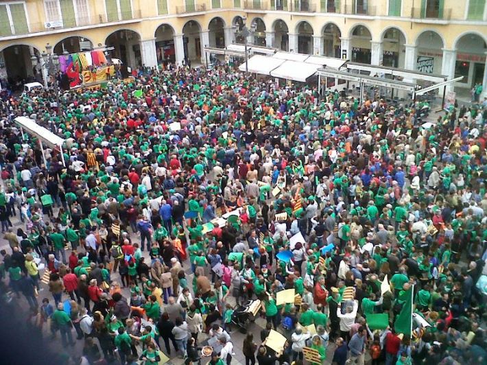 Milers de persones ompliren ahir dissabte la Plaça Major de Palma en la #DiadaOCB2015 