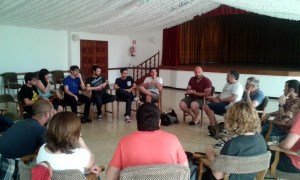 Els participants de l'encontre sobre noves festes mallorquines al multifuncional Teleclub.