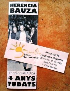 Moltes cases s'han aixecat amb dues publicitats dins la persiana: una a de l'acte de Sineu s'ho Mereix i una altra contra les polítiques de Bauzá durant aquesta legislatura.