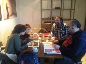 L'OCB no disposa d'un local on gestionar les seves tasques. Sovint es reuneix, com aquí en la foto, a l'Écafè. 