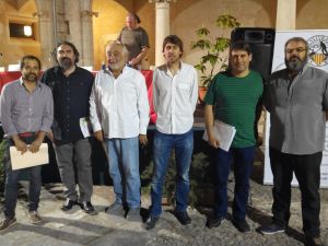 Els cinc candidats, amb Miquel Puiggròs, moderador de l'acte. 