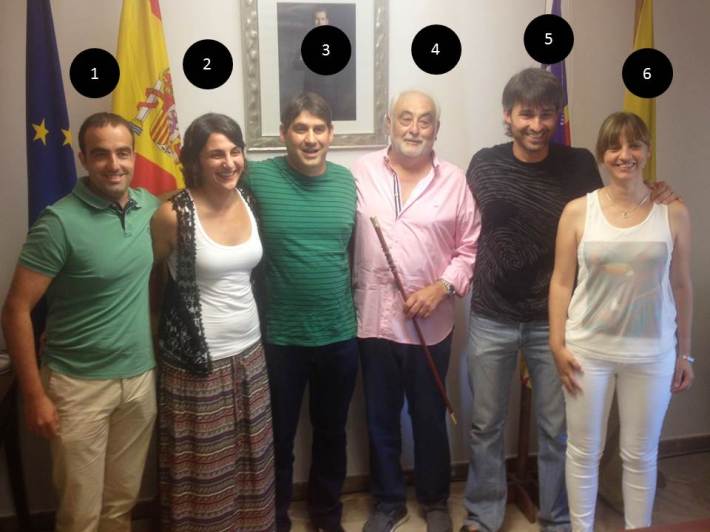L'equip de govern: 1) Pep Lluís Tugores - hisenda i urbanisme; 2) Magdalena Genovart - joventut i cultura; 3) Miquel Gelabert - educació i medi ambient; 4) Pep Oliver - batle; 5) Carles Ramis - festes i esports; 6) Joana M. Mestre - serveis socioeducatius. 