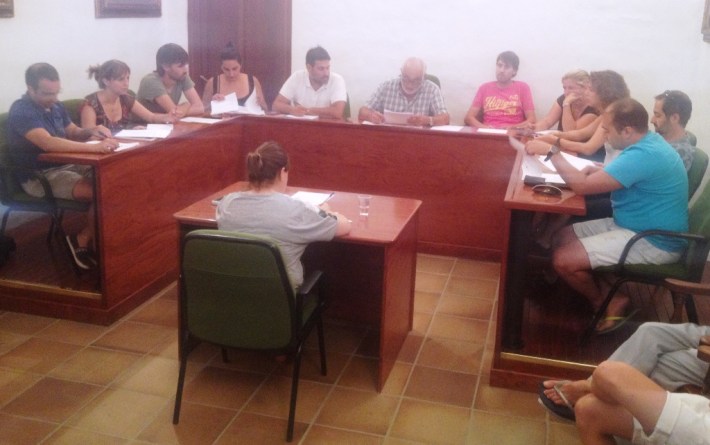 Aquesta foto és la notícia. Veure per primera vegada els nous regidors asseguts en els seus corresponents llocs en el ple municipal. Pel que fa a la resta, res a destacar. 