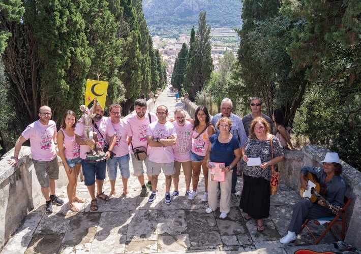 Els assistents a l'acte de Pollença amb la Muchal Foundation. Fotografia d'Apol·lònia Tarongí.