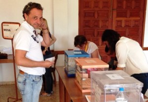 Julià 'Amorós', exregidor d'Esquerra Sineu, a punt de votar en les passades eleccions locals i autonòmiques. 