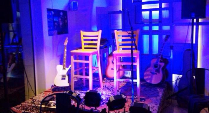 L'Écafè fa tres anys que, a part de servir menjar i copes, ofereix recitals poètics, concerts de música, micro-teatre, gloses i diversos altres actes.