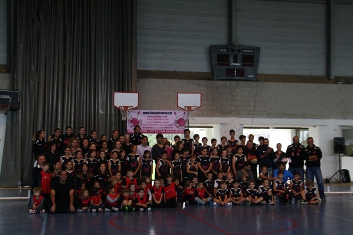 Els integrants dels equips del bàsquet Sineu, al complet. (foto: J.M.A).