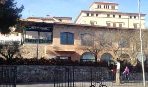 La imatge del majestuós edifici de Ca Don Enric es tapada en part per l'edifici del Teleclub, de les darreries del franquisme. 