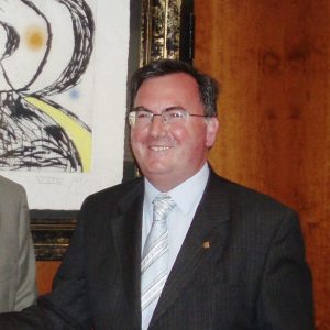 Francesc Fiol va haver de tomar la seva piscina perquè, segons l'Ajuntament de Sineu, ocupava part d'un camí públic. 