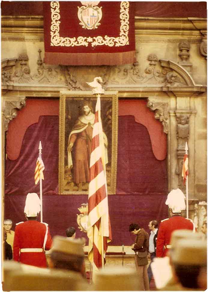 Imatge de la Festa de l'Estendard l'any 1969, amb l'"home dels nassos" de Palma a la façana de Cort i els militars en primer terme. Font: Viquipèdia