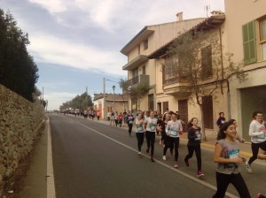 Centenars d'alumnes han  col·lapsat el vial en bon dimecres de mercat (foto: IES Sineu). 