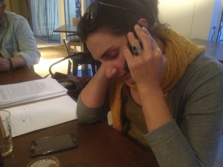 La regidora de fires, aquests dies "va de cul", contestant cridades i negociant amb firaires i mercaders. 