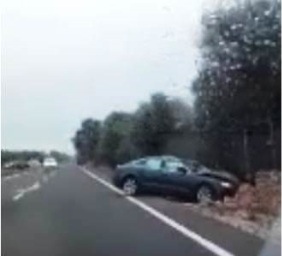 La moral del 'whatsapp' és ben dèbil i, com succeeix sovint en aquests casos, a pocs minuts de produir-se l’accident ja circulava un vídeo enregistrat des d’un cotxe que ha passat pel lloc dels fets (i al que corresponen aquestes imatges).