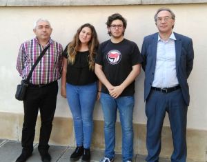 Els dos alumnes de l'IES Sineu premiats, juntament amb el director del centre i el conseller d'educació i universitats. 