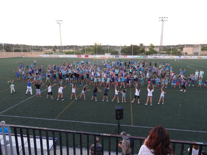 Centenars de persones assistiren aquest dimarts al final de curs. 