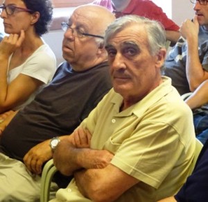 Jaume Ferriol, en primer pla, donant de l'escultura. 