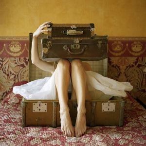 "Migracions", un grapat d'històries breus amb un nexe comú: l'abandonament forçós d'un lloc. Migració, exili, partida, expulsió, viatge...