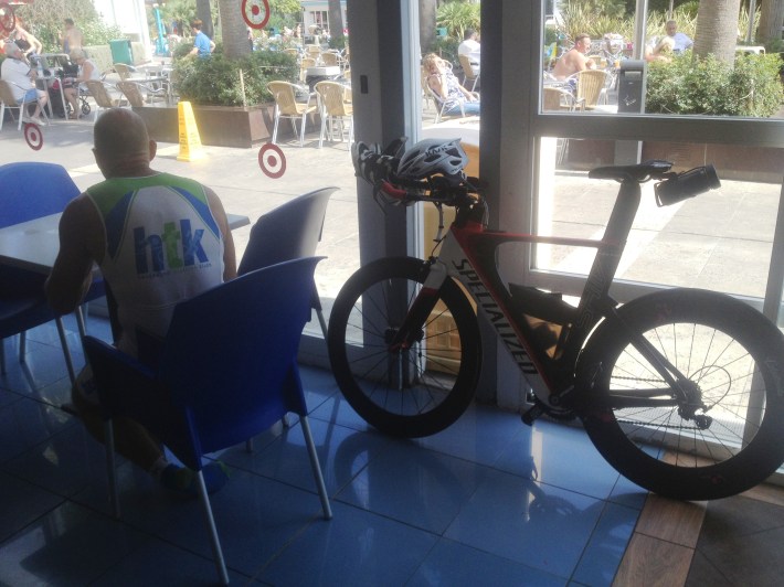 Un atleta ingereix proteïnes i hidrats de carboni, abans d'anar a entrenar, avui matí en un hotel del Port d'Alcúdia. 