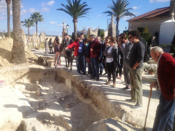 El cementiri de Porreres és ple de gent cada dia, que vol veure les tasques d'exhumació de republicans morts durant la guerra civil. Alguns són familiars. Altres són curiosos. 