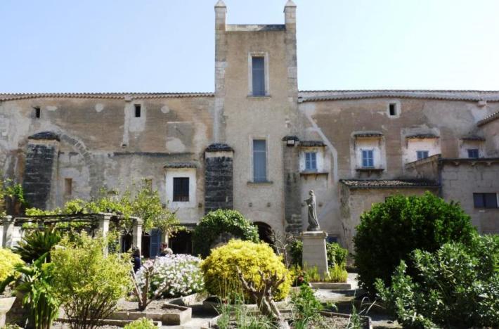 El Palau dels Reis de Mallorca a Sineu ja havia disposat d'una mena d'spa, degut a una font termal que prové del Puig de Reig. 