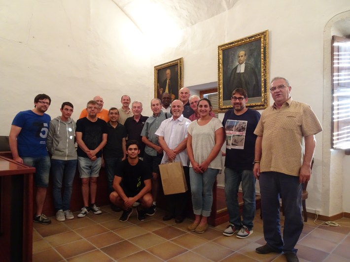 El grup de germans de La Salle amb els representants de la parròquia i de l'Ajuntament.