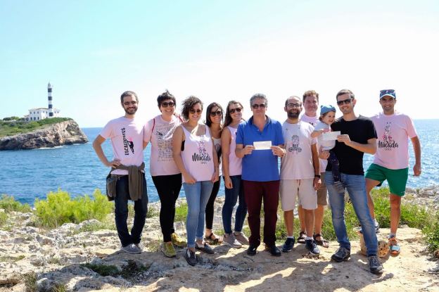 Els membres de la Muchal Foundation i els representants de les dues associacions en el moment de fer el donatiu.