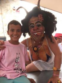 La Muca amb un dels nins refugiats que ve a Sineu a passar unes vacances en pau.