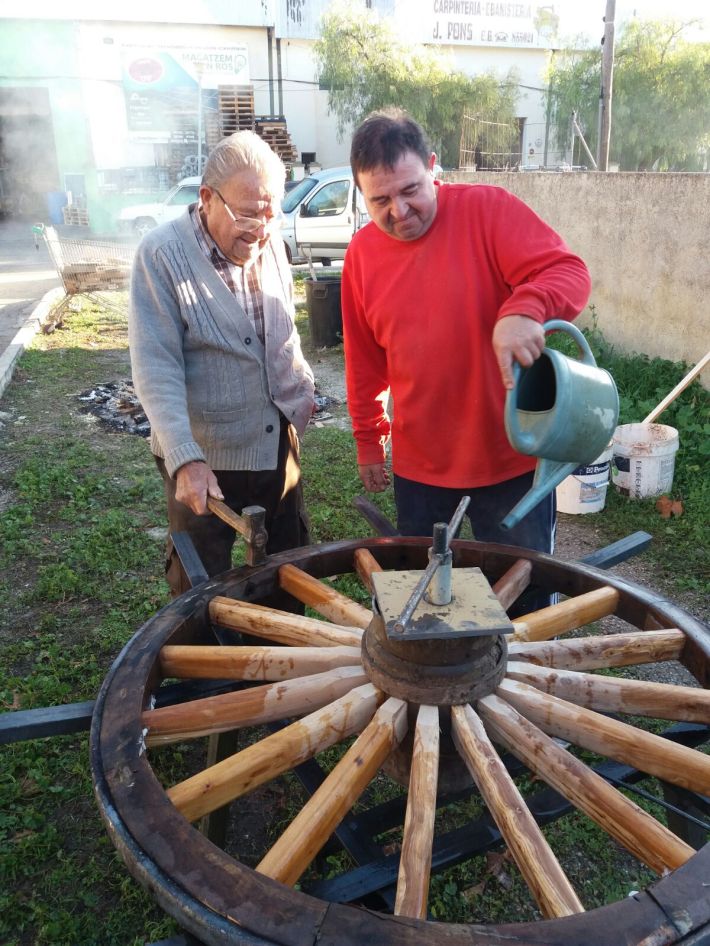 Mestre Jaume Pons, amb el seu fill Andreu mentre restrenyen la roda dins la llanda. [foto cedida per Jaume Pons]