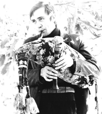 Antoni Artigues, 1976 (fotografia de Joan Ramon Bonet). Gravació del disc "Cançons de festa" de M. del Mar Bonet. Extreta de http://mariadelmarbonet.com/album/cancons-de-festa/#!