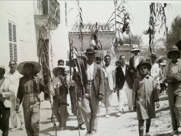 La gent cap al cós, davant ca Don Pep de Sarritxola (foto de Josep Pons Frau)