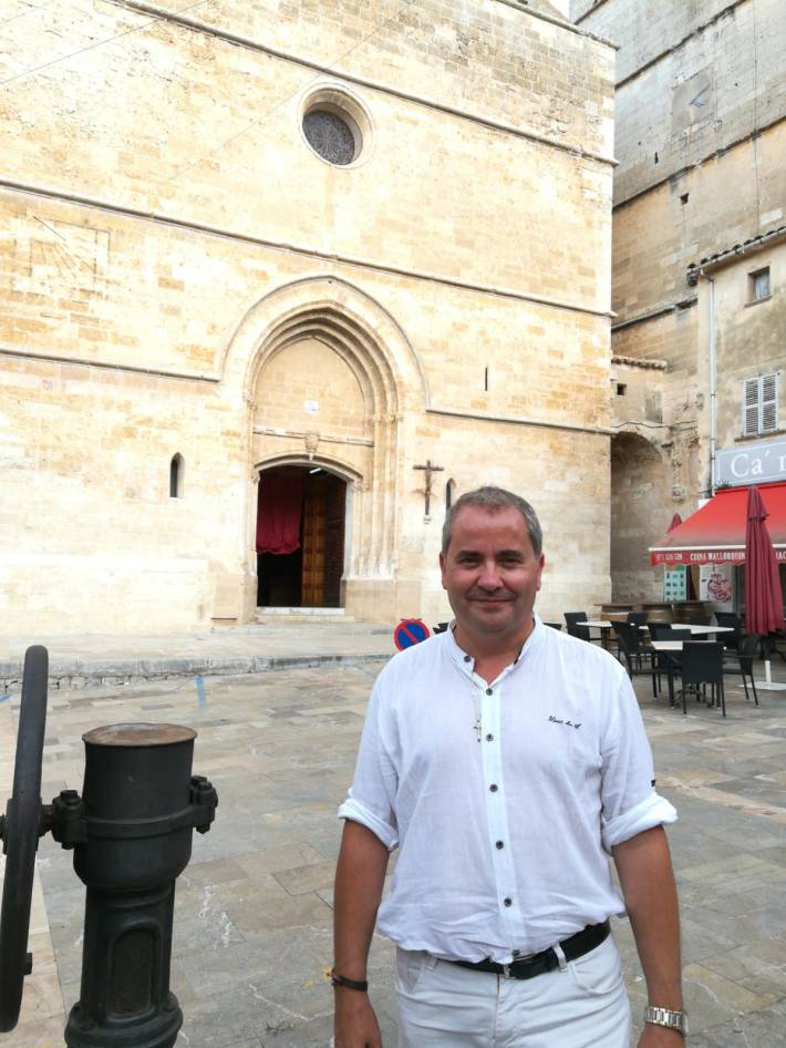 Llamedo davant l'església parroquial de Sineu