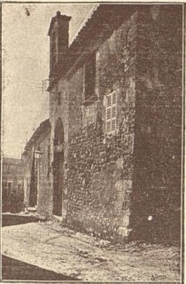 Aspecte del frontis de la casa de la Universitat, que passà a Ajuntament, on ara hi ha el pati de l'Hospici, segons una fotografia publicada a "Anales de Sineu. 1919"