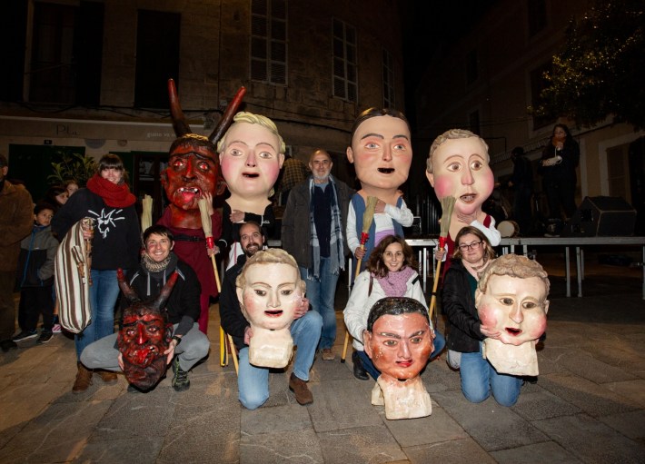 Fotografia que il·lustra el relleu entre els caparrots de mestre Joan Escolà, 1945, i els de Kake Portas, estrenats l'any 2019. [Fotografia de Macià Puiggròs]