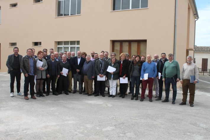 Imatge dels batles, representants dels municipis i del Consell de Mallorca, després de la signatura a la Quintana. [Foto: Consell de Mallorca]