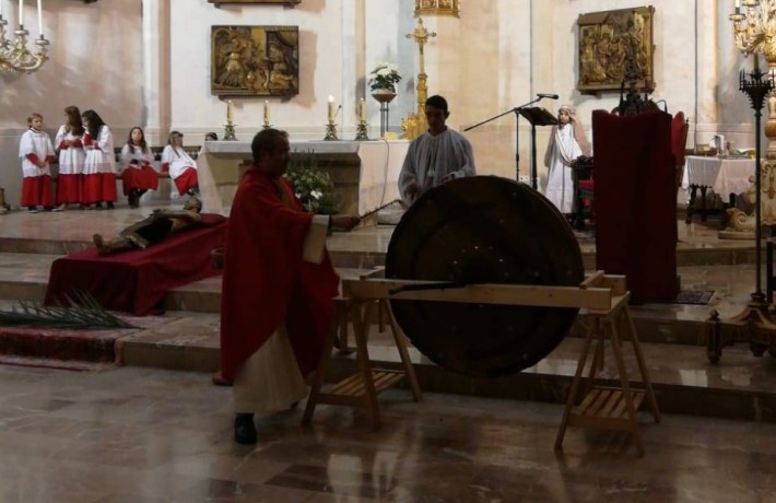 Les maçoles noves, ahir en el moment que el rector les beneïa.