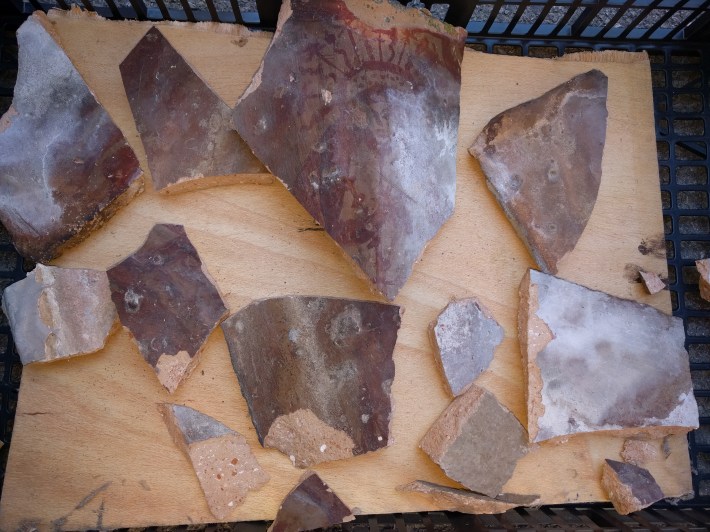 Fragments de la teula pintada que ha caigut avui, en què es pot apreciar la imatge de la Soledat.