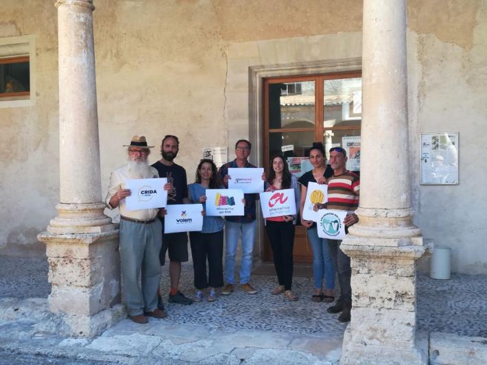 Representants de les set formacions municipalistes posant en el claustre dels cases de la vila, a Sineu.