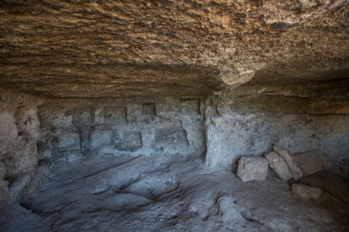 Interior de la cova columbari. [Fotografia de Macià Puiggròs, Massatge]